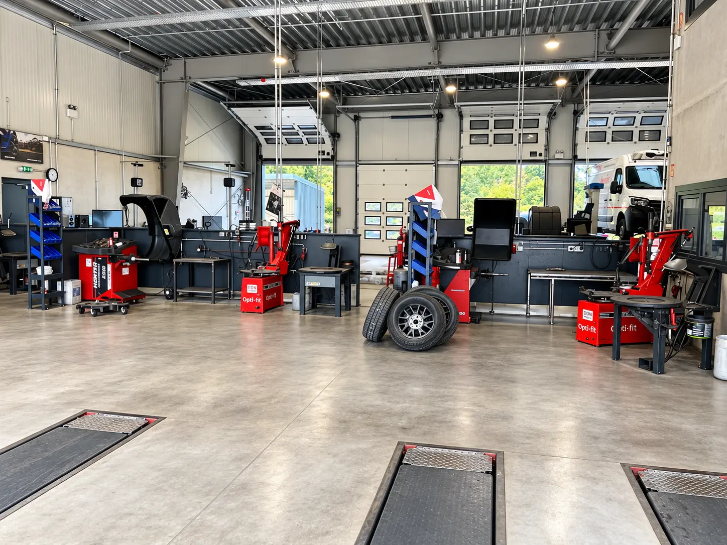 Vue intérieure de l’atelier automobile AutoMax au Luxembourg