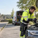 Technicien AutoMax examinant une voiture en panne lors d’un dépannage automobile au Luxembourg