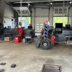 Technicien examinant une voiture dans un atelier automobile au Luxembourg