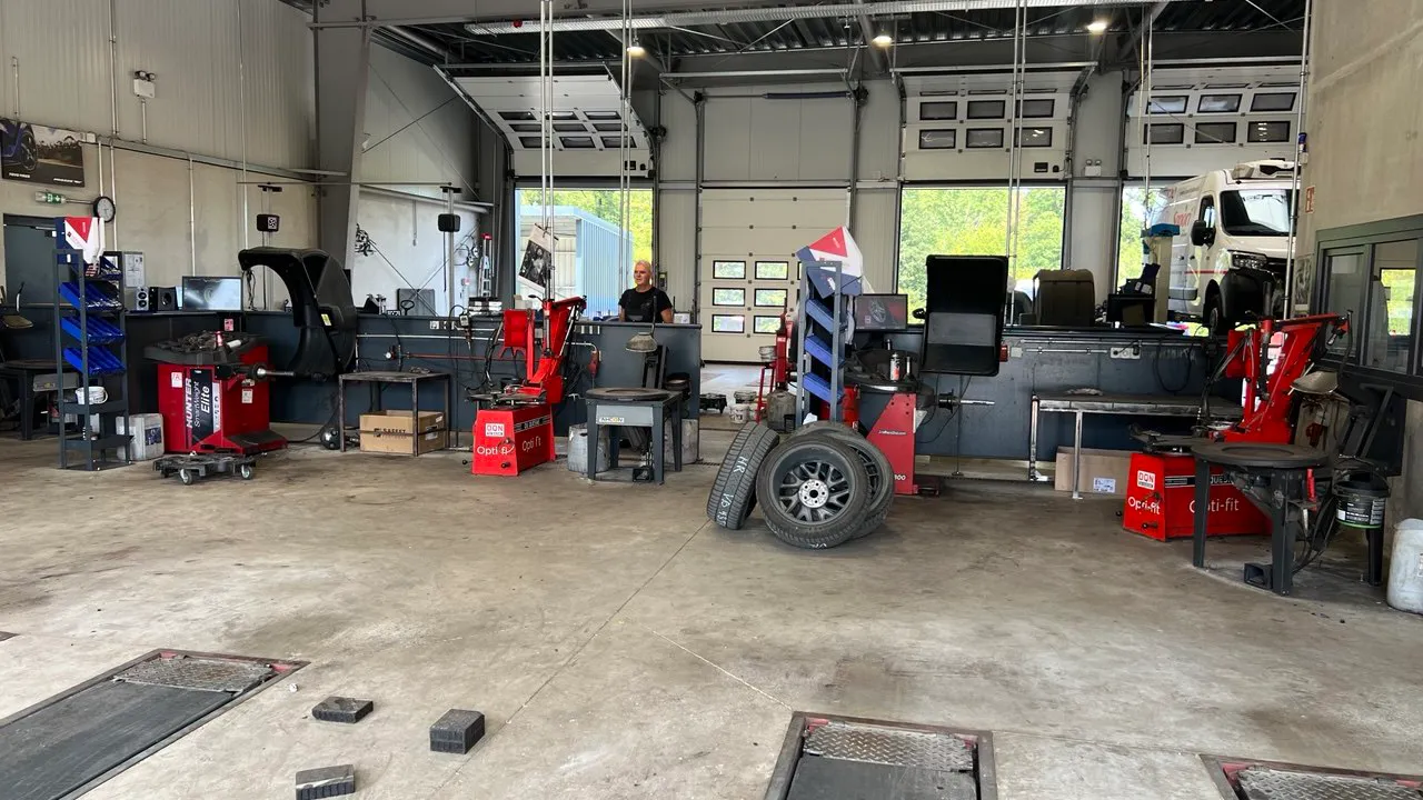 Technicien examinant une voiture dans un atelier automobile au Luxembourg